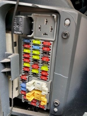 inside fuses 2.8L CRD Europe.jpg